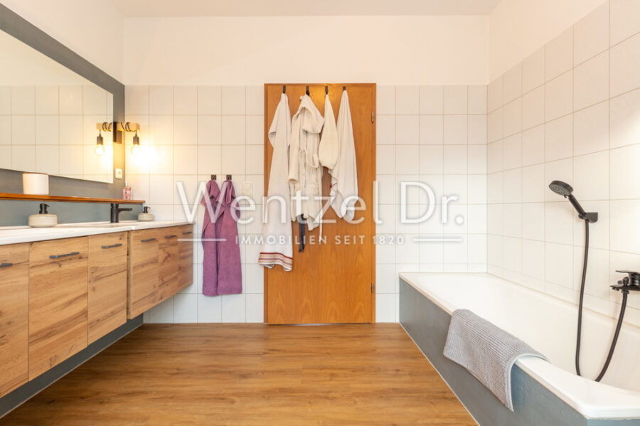 Provisionsfrei für Käufer - Großzügiger Viebrock-Bungalow mit weiterem Ausbaupotenzial! - Badezimmer