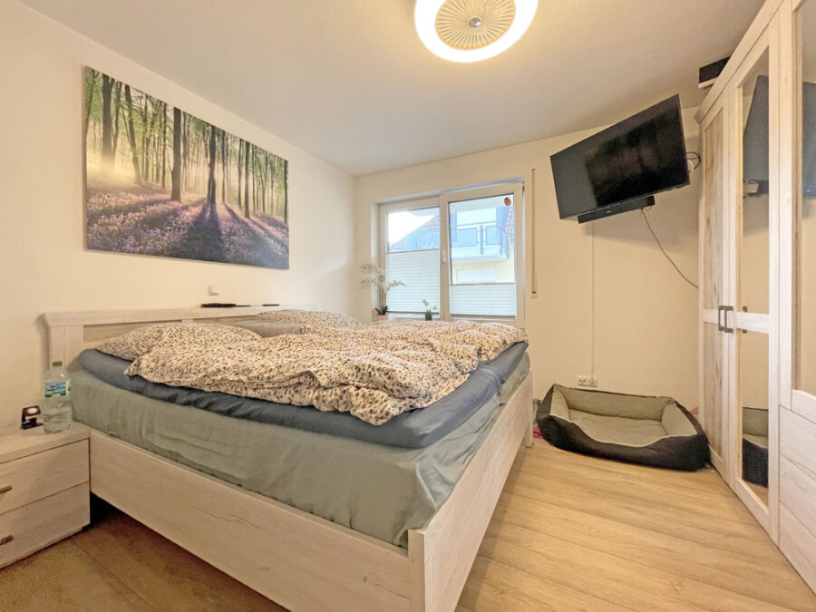 sichere Anlage oder gemütliche Eigennutzung - 2-Zimmer Wohnung mit Balkon und Tiefgaragenstellplatz in Leipzig - Schlafzimmer
