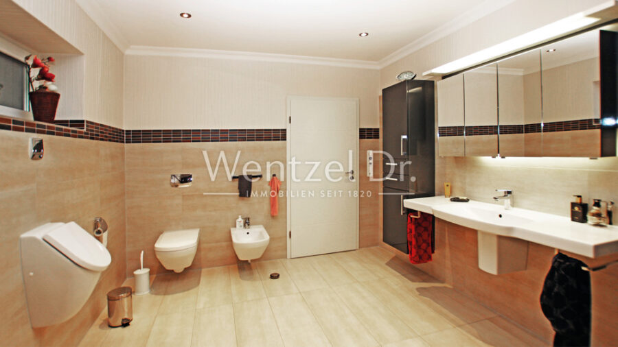 PROVISIONSFREI für Käufer – Tolles Wohnhaus mit hoher Energieeffizienz nahe Schweriner See! - Badbereich (2)
